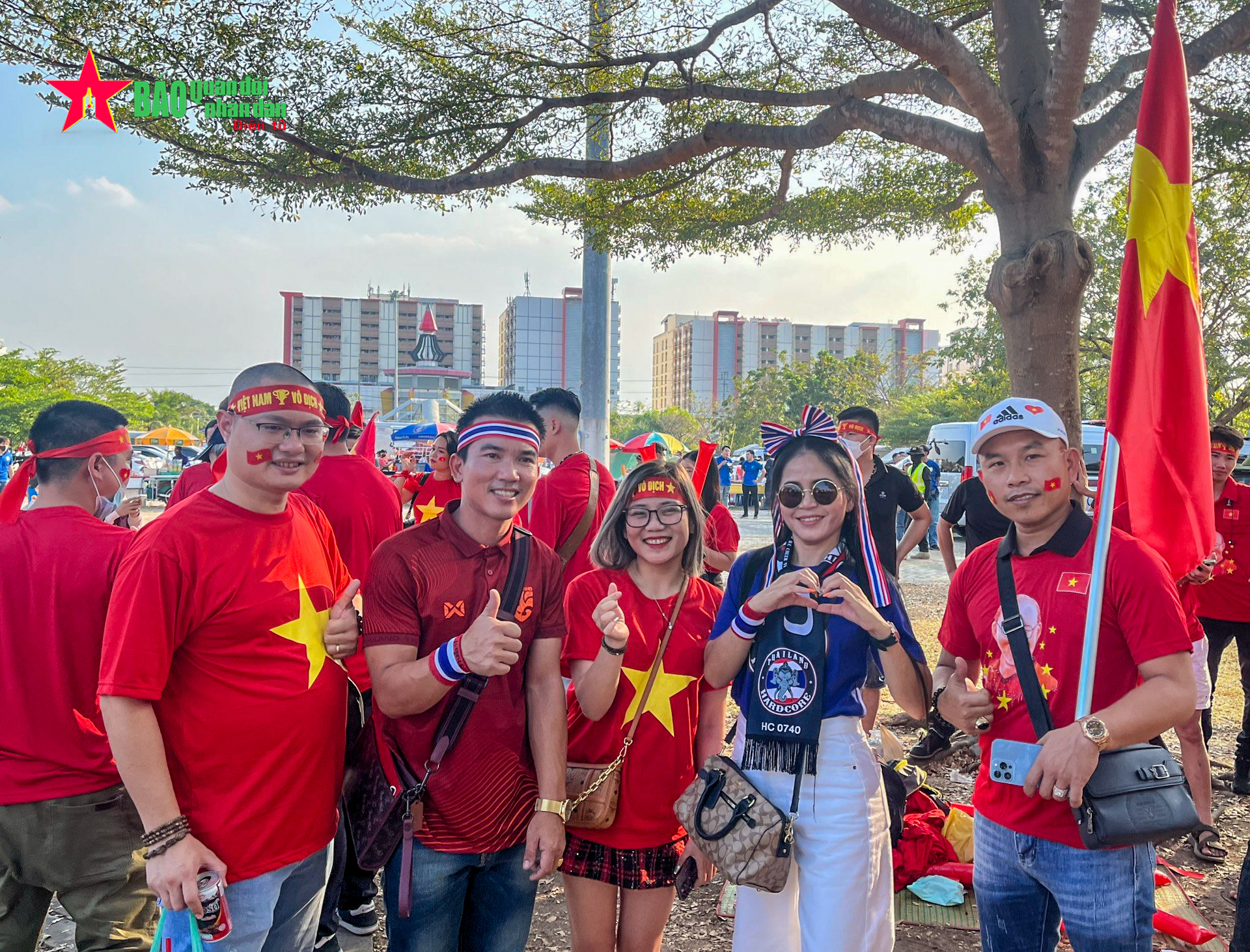 Cổ động viên Việt Nam tiếp lửa cho thầy trò HLV Park Hang-seo